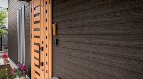 Фасадная панель KMEW с текстурой под дерево 